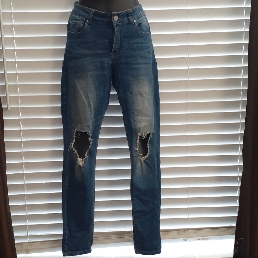 Super fun skinny Jean's with ripped knee